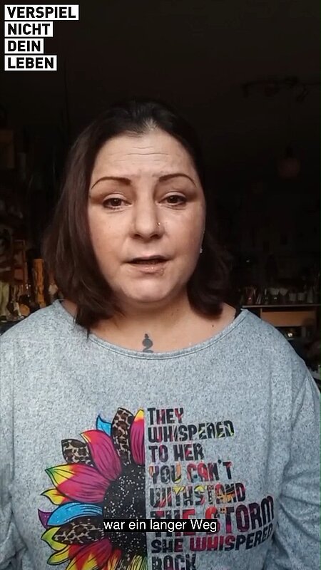 Roxy berichtet, wie sie den Weg aus der Spielsucht geschafft hat – mit Unterstützung der Landesstelle Glücksspielsucht in Bayern. Ob Schuldnerberatung oder der Einstieg in eine Selbsthilfegruppe: Professionelle Hilfe kann den entscheidenden Unterschied machen.

Wenn du selbst betroffen bist oder jemanden kennst, der Hilfe braucht, informiere dich jetzt über unsere Angebote.

Hilfe bei Spielsucht? 

Dann komm zu PlayChange - Online-Beratung 
https://playchange.de

Kostenlos! Kompetent! Anonym!

Infos für Betroffene: 
• Verspiel nicht dein Leben: https://www.verspiel-nicht-dein-leben.de
• Instagram: https://www.instagram.com/zockerheld

Infos für Angehörige: 
• Verspiel nicht mein Leben: https://www.verspiel-nicht-mein-leben.de/startseite 

Infos für Fachleute: 
• LSG Bayern: https://www.lsgbayern.de

 Unterstütze uns mit einem Like, Kommentar und Abo – und folge uns für mehr Inhalte rund um Hilfe bei Glücksspielsucht.